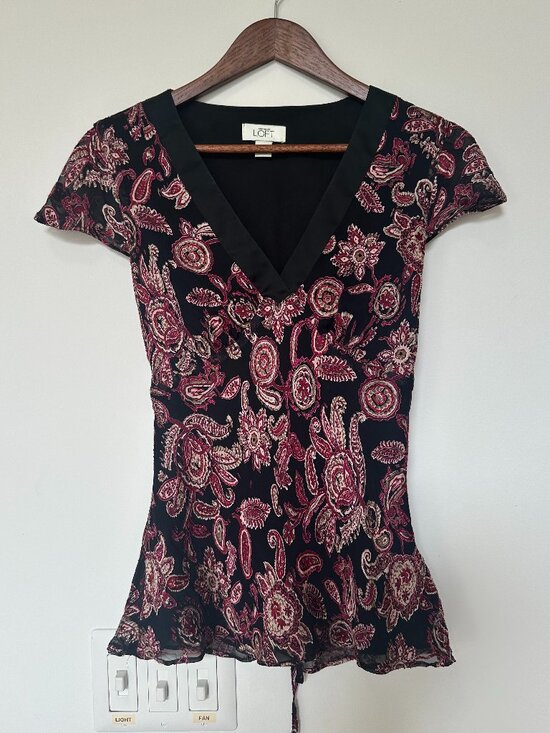 Ann Taylor Tops - Ann Taylor Loft Paisley V-Neck Tie-Back Top size 2 🌹
